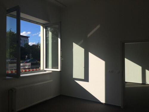 Foto - Helle Büroräume mit Lagerfläche