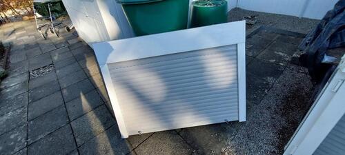 Foto - Fenster unterschiedlicher Größe mit Rolladenkasten