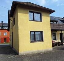 Charmantes Wohnhaus mit Scheune, Doppelgarage und Garten - Geroldsgrün