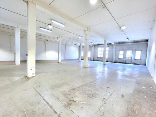 Foto - Direkt an der A3-Ausfahrt: Produktions-Lagerhallen mit Bürotrakt