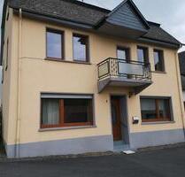 Bruchstein Bauernhaus mit Scheune+Nebengebäude + Wiesen + Bach - Kelberg
