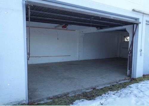 Foto - Garage mit Nebenräumen und Außenfläche