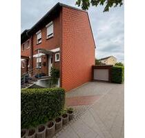 Reihenendhaus mit 555 m² Grundstück, 2 Garagen & Carport - Bremen Hemelingen