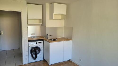 Foto - Expat welcome! Sofort frei, U-Bahn 'Rotkreuzplatz', 1 Zimmer, Balkon, 4.OG Blick in grünen Innenhof