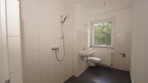 Foto - 2-RWE an der Talsperre, ZH, Balkon mit Schieberverglasung im EG
