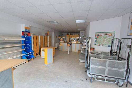 Foto - Top-Lage am Marktplatz: Großzügiges Ladenlokal in Kirchhain!