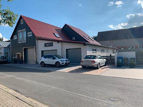 Foto - Haus mit Maisonette Wohnung und großer Hobby Werkstatt