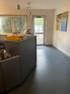 Foto - Büro möbliert, bestehend aus 2 Räumen incl. Küche, WC u. Parkpl.