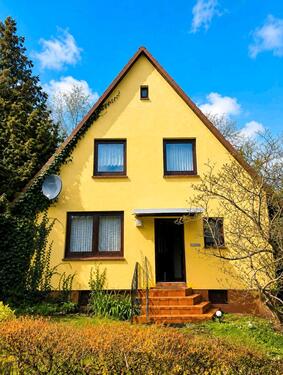 Foto - Sanierungsbedürftiges Einfamilienhaus auf großem Grundstück