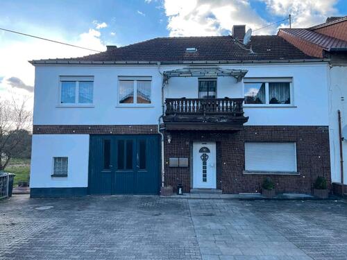 Foto - zweigeschossiges Einfamilienhaus mit Garten