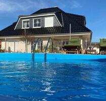 Sibbesse: Topmodernes Einfamilienhaus mit Pool, Wintergarten, PV