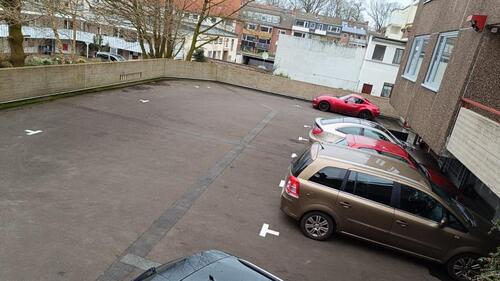 Foto - KFZ-Stellplatz auf gesichertem Parkdeck