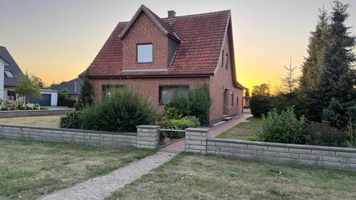 Foto - Großzügiges Zuhause mit 6 Zimmern, großem Garten und 3 Garagen