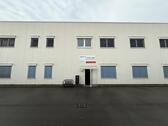 Foto - Bürokomplex mit Lager und Parkplätzen