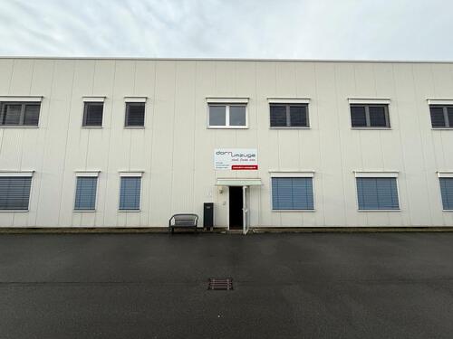 Foto - Bürokomplex mit Lager und Parkplätzen