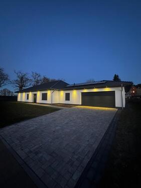 Foto - Moderner Bungalow mit großer Terrasse & 1.350 m² Grundstück
