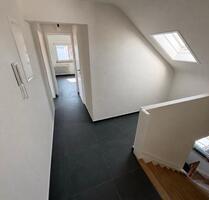 Kernsanierte 3 Zimmer DG Wohnung mit Klimaanlage und balkon - Aspach
