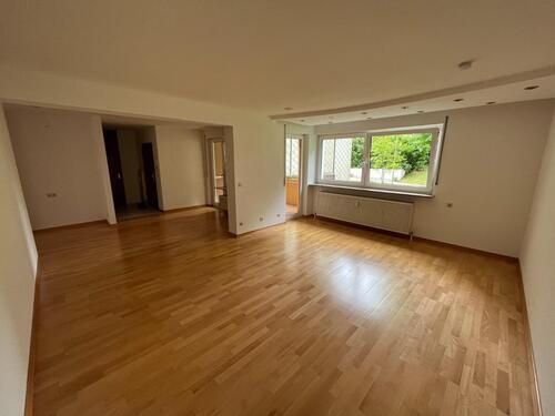 Foto - 3,5-Zimmer-Hochparterre-Wohnung mit Balkon, EBK & TG-Stellplatz