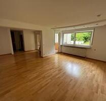 3,5-Zimmer-Hochparterre-Wohnung mit Balkon, EBK & TG-Stellplatz - Ditzingen