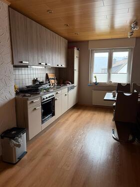 Foto - Aßlar Stadt - 63qm - 2 ZKB - Balkon und EBK, Balkon und Parkplatz