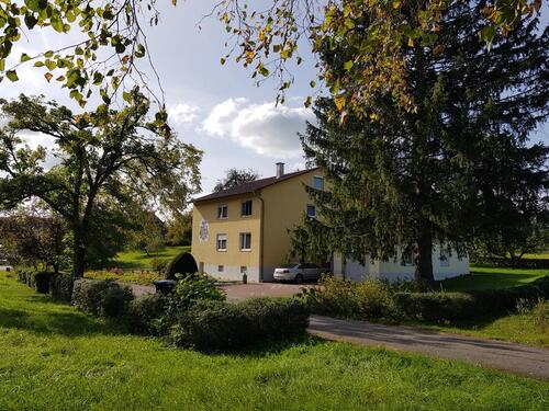 Foto - Zweifamilienhaus in Alleinlage mit 2 Garagen + KFZ Stellplätzen