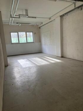 Foto - Lagerfläche mit Lastenaufzug & Hubwagen in 85662 Hohenbrunn