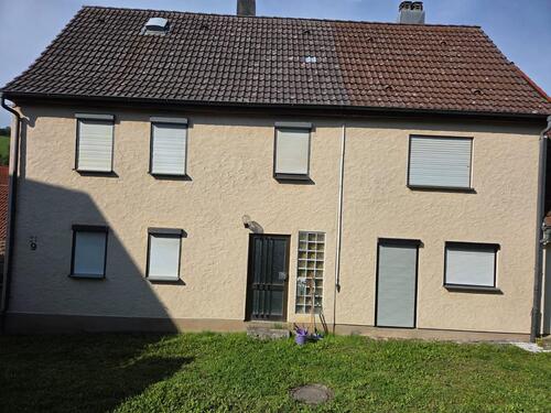 Foto - Bauernhaus mit Garage und Scheune