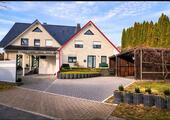 Foto - Verklinkertes reihenhaus mit zwei wohnebenen ,garten und carport