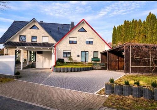 Foto - Verklinkertes reihenhaus mit zwei wohnebenen ,garten und carport