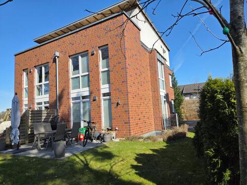 Foto - Modernes Wohnglück mit Dachterrasse & Süd-Garten: KfW-55 DHH