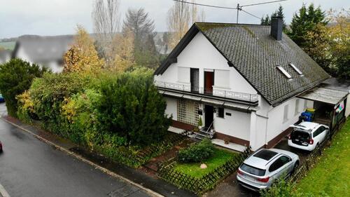 Foto - Freistehendes Haus mit großem Garten und Baugrundstück