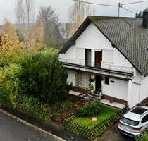 Freistehendes Haus mit großem Garten und Baugrundstück - Büchenbeuren