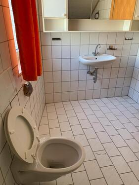 Foto - Möbilierte Zimmer mit Bad und Dusche