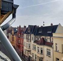 Ganz oben und mit großzügig-individuellem Schnitt. 2-Raum-Wohnung am August-Bebel-Platz in Halle - Halle (Saale)