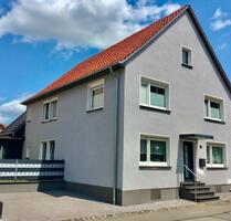 Freist. Einfamilienhaus mit Garten, Doppelgarage und Carport - Breuna