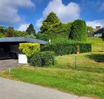 Bungalow auf dem Berg mit Traumgrundstück - Rosengarten