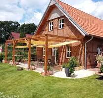 Traumhaus, Fachwerkhaus mit Nebengebäude und Gartenhaus. - Berge
