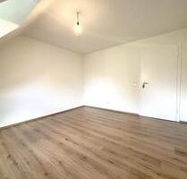 Frisch renovierte 2-Zimmer-Dachgeschosswohnung in Bochum-Wattenscheid mit Gemeinschaftsgarten