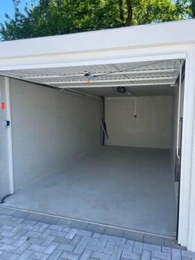 Foto - Garage mit Strom (Wallbox) E-Tor und Videoüberwachung