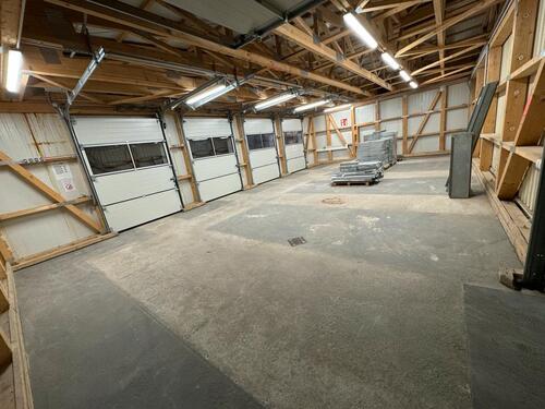 Foto - Halle Lagerhalle Gewerbehalle Freifläche Lagercontainer