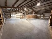 Foto - Renovierte Lagerhalle mit Betonsohle und Sektionaltoren
