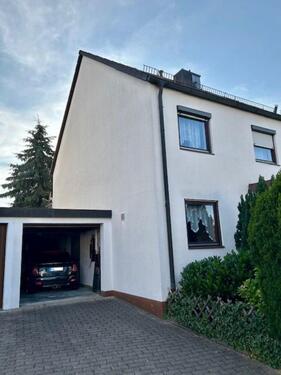 Foto - Doppelhaushälfte mit großer Garage am Haus und Garten