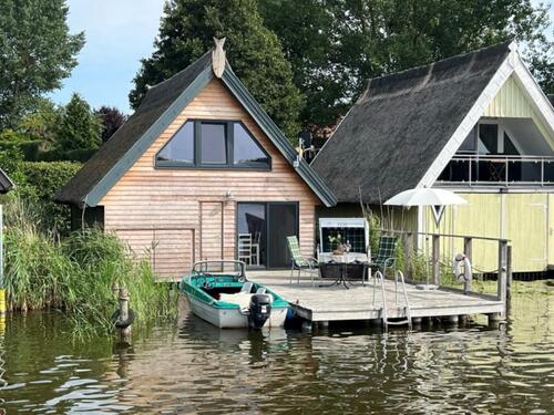 Foto - Bootshaus Mirow direkt am See mit Motorboot