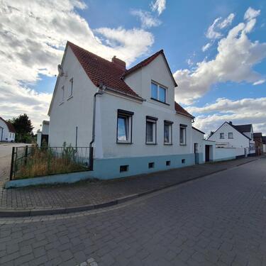 Foto - Haus mit Stall und großem Grundstück