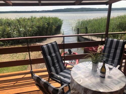 Foto - Bootshaus Ferienhaus Malchiner See bei Bristow mit Motorboot