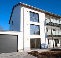 OH-141-25 (3) Erstbezug - Neubau 4-Zimmer-Obergeschosswohnung mit Balkon in Wald zu vermieten