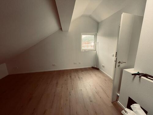 Foto - Helle 1-Zimmer Dachgeschosswohnung in Kelkheim-Fischbach – ruhig