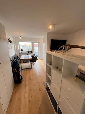Foto - Renov., möbl. 1-Zi.-Whg. – Balkon, Lift, TG – 7 Min. Harras (US)