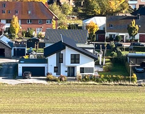 Foto - Modernes Einfamilienhaus mit Doppelgarage und Garten