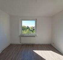 Anfragen NUR per E-Mail. Über den Dächern Bremerhavens – 3-Zimmer-Wohnung im 4. OG mit Balkon. Anfragen NUR per E-Mail. Über den Dächern Bremerhavens – 3-Zimmer-Wohnung im 4. OG mit Balkon.